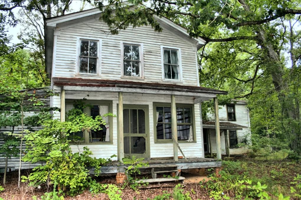 Street-view of abandoned property that needs major repairs.