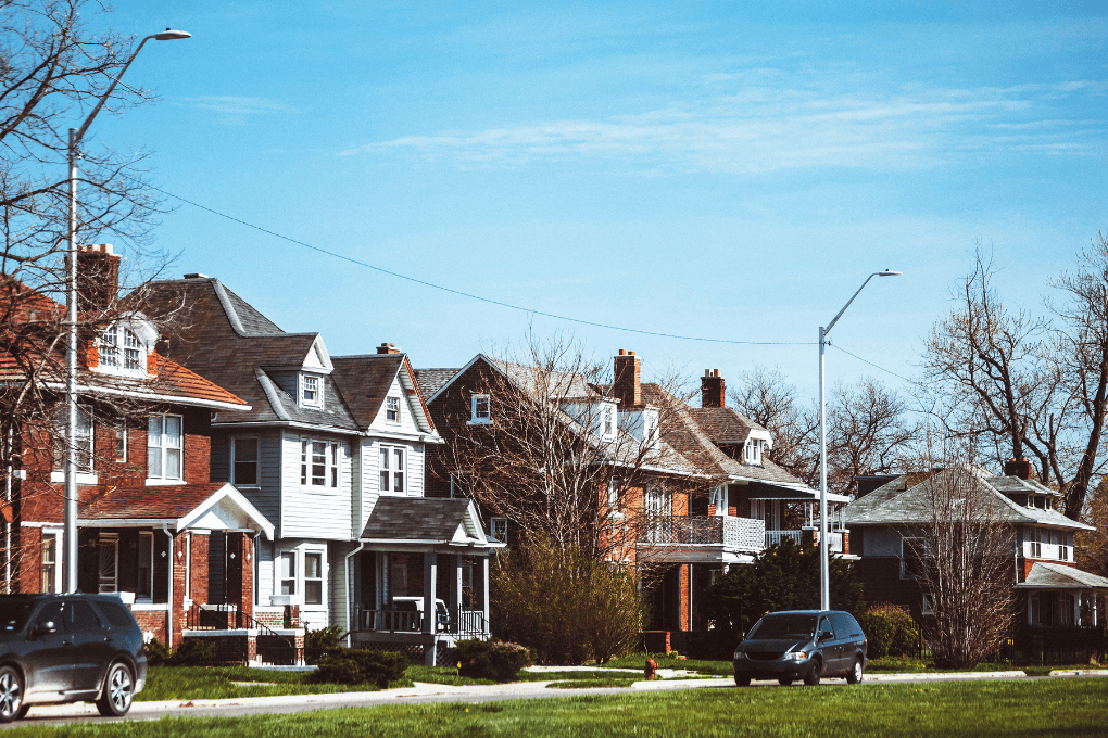 Street-view of a neighborhood in the winter.