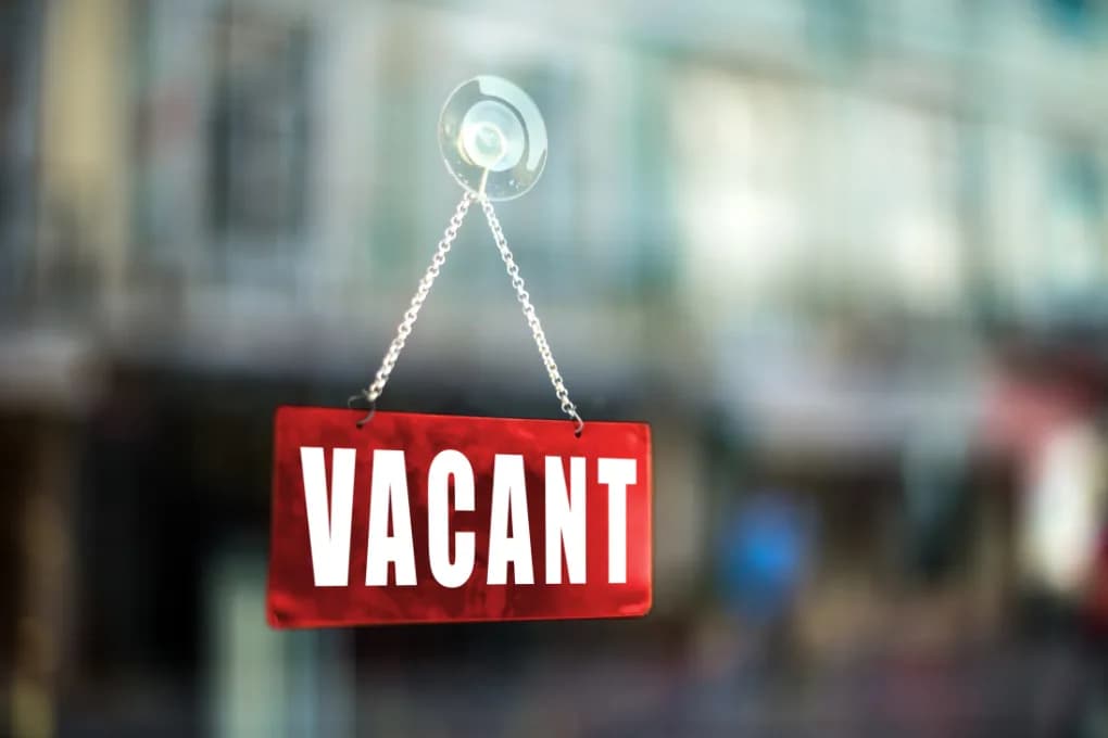 Vacant sign hanging on a window.